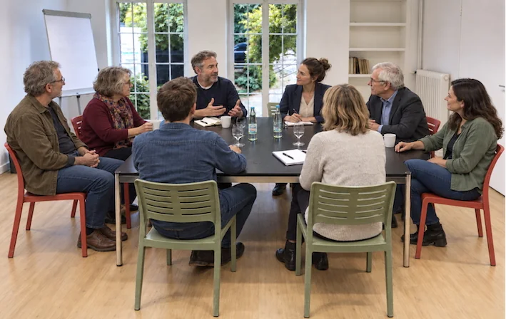 Das echte Studio Sollbrüggen mit KI-generierten Personen: So könnte ein Gruppentreffen aussehen