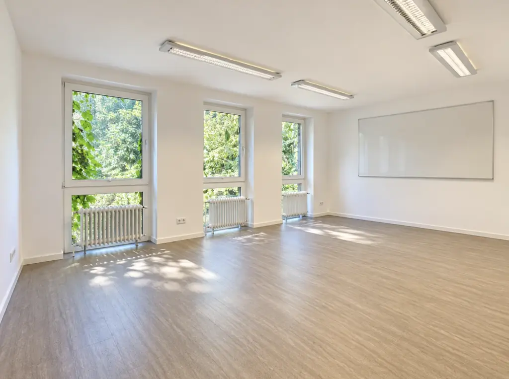 Helles Boutique Büro im Erdgeschoss mit Gartenblick am Campus Sollbrüggen